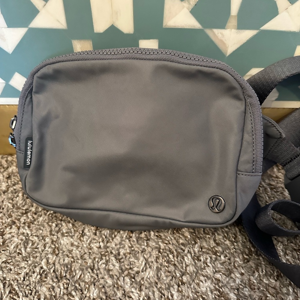 lululemon everywhere belt bag 2L